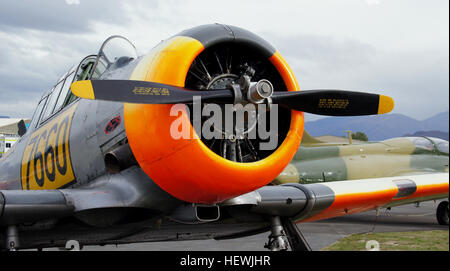 In RNZAF service come un pilota di trainer per più di tre decenni di Harvard era volato prima nel 1937. Conosciuta come la Harvard nel Commonwealth britannico, T-6 texano nella USAF e SNJ dal Navy US, oltre 21.000 esempi sono stati costruiti. La Harvard è stata utilizzata come principale trainer per la maggior parte degli equipaggi del Commonwealth durante la seconda guerra mondiale, dopo che questi aveva volato solo in Tiger Moth. Completamente acrobatico era una delizia di volare, ma non troppo facile per il principiante che un giorno si sarebbe mossa sul sedile unico degli aerei da caccia. La North American Aviation T-6 texano ha una monoposto con motore Foto Stock