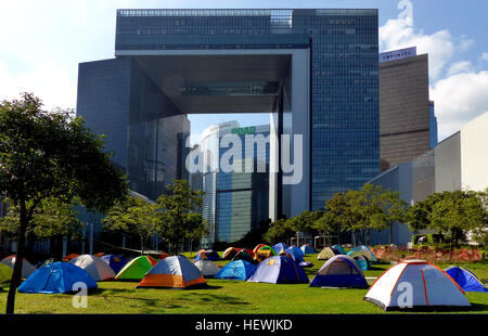 Occupare il Central è una disobbedienza civile in movimento che ha iniziato a Hong Kong il 28 settembre 2014. Essa chiede a migliaia di manifestanti per il blocco delle strade e paralisi di Hong Kong di distretto finanziario se la Pechino e Hong Kong governi non convengono di attuare il suffragio universale per l'elezione del capo dell'esecutivo nel 2017 e il Consiglio legislativo elezioni nel 2020 secondo la "norme internazionali." Il movimento fu iniziato da Benny Tai Yiu-ting, un professore di diritto presso l'Università di Hong Kong, nel gennaio 2013. Foto Stock