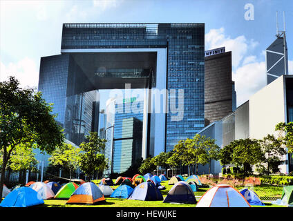 Occupare occupare centrale Central è una disobbedienza civile in movimento che ha iniziato a Hong Kong il 28 settembre 2014. Essa chiede a migliaia di manifestanti per il blocco delle strade e paralisi di Hong Kong di distretto finanziario se la Pechino e Hong Kong governi non convengono di attuare il suffragio universale per l'elezione del capo dell'esecutivo nel 2017 e il Consiglio legislativo elezioni nel 2020 secondo la "norme internazionali." Il movimento fu iniziato da Benny Tai Yiu-ting, un professore di diritto presso l'Università di Hong Kong, nel gennaio 2013. Foto Stock