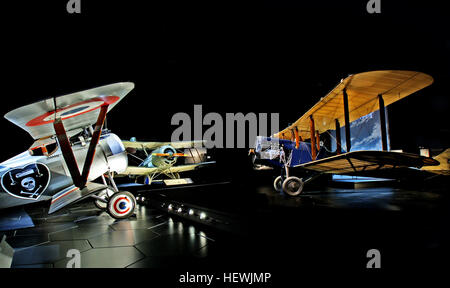 Omaka Aviation Heritage Centre ospita una visualizzazione simile a nessun altro e non devi essere un appassionato di aviazione a godere di esso! Storie umane dalla Grande Guerra prende vita in un trattamento teatrale che è innovativa e Etrich Taube Dogfightvisually sorprendenti. Accattivante raffigurano scene del velivolo in contesto alcune ricreando gli incidenti reali. I rari cimeli è degno di qualsiasi raccolta nazionale e varia da bellissimi "trench art' attraverso oggetti personali appartenenti al famoso Barone Rosso se stesso. Foto Stock