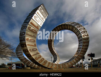 Passing Time, un'opera d'arte pubblica dello scultore Anton Parsons, installata a Christchurch, con una struttura in acciaio inossidabile e rame che rappresenta il passaggio del tempo e la storia dell'università dal 1906 al 2010. Foto Stock