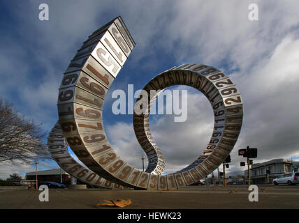 “Passing Time”, una scultura di Anton Parsons, si trova a Christchurch e presenta un nastro attorcigliato di scatole collegate che simboleggiano il passaggio del tempo, con ogni scatola che rappresenta un anno dal 1906 al 2010. Foto Stock