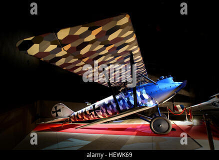 Il Pfalz D. Il III era un caccia tedesco della prima guerra mondiale utilizzato dal Luftstreitkräfte. Notevole per la sua struttura robusta e manovrabilità, fu il primo progetto originale prodotto dalla Pfalz Flugzeugwerke. Con un'autonomia di 400 km, il D.. III entrò in servizio nel 1917, contribuendo agli sforzi aerei della Germania durante la guerra. Foto Stock