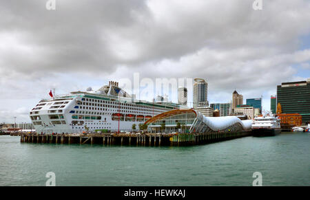 Il lungomare di Auckland (raramente il porto di Auckland è una città-tratto laterale del sud del porto di Waitemata costa nella città di Auckland, Nuova Zelanda. Per la maggior parte in precedenza dominato dai porti di Auckland utilizza, dal 2000s su di esso sta diventando sempre più aperto alle attività ricreative ad uso pubblico, con un certo numero di ex pontili essendo convertito in ufficio, intrattenimento, e più tardi anche alcuni usi residenziali. Foto Stock