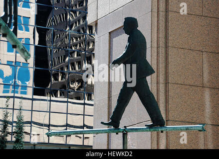 Queste alette eoliche si trovano sul lato sud-est di banchieri Hall lungo la 9th Avenue nel sud-ovest della città di Calgary, Alberta. Foto Stock