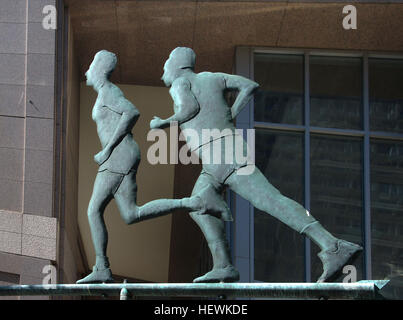 Queste alette eoliche si trovano sul lato sud-est di banchieri Hall lungo la 9th Avenue nel sud-ovest della città di Calgary, Alberta. Foto Stock