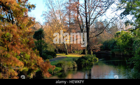 Il fiume Avon scorre attraverso Christchurch, nuova Zelanda, sfociando nell'estuario Avon Heathcote. Questa immagine panoramica cattura la tranquilla bellezza del fiume e dei suoi giardini pubblici circostanti, tra cui Hagley Park e i giardini botanici di Christchurch, durante la stagione autunnale. Foto Stock