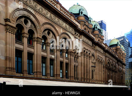 Il Queen Victoria Building (QVB), costruito nel 1890, è una grande struttura situata sulla George Street di Sydney. Originariamente un mercato municipale, oggi ospita oltre 180 boutique, caffè e ristoranti. L'edificio è noto per la sua imponente cupola e il suo restauro nel 1986, che lo ha reso una delle destinazioni per lo shopping più iconiche di Sydney. Foto Stock