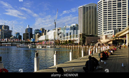 Il Cockle Bay è una piccola baia in all interno della città di Sydney, Nuovo Galles del Sud, Australia. Si trova sul bordo occidentale del quartiere finanziario centrale di Sydney. Il Cockle Bay è una delle baie in Darling Harbour, che si apre nel più grande porto di Sydney. La località intorno alla baia è anche noto come Darling Harbour. La baia è principalmente noto per il Cockle Bay Wharf, a waterfront area di intrattenimento progettato da Eric Kuhne che include una grande varietà di ristoranti, pub, club, caffetterie e le cerimonie. Foto Stock