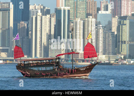 L'Aqua Luna è una tradizionale nave spazzatura in stile cinese costruita in 18 mesi a Hong Kong. Dotata di tre vele cremisi, la nave è utilizzata per crociere nel porto e può ospitare fino a 80 passeggeri, offrendo una vista panoramica del porto di Victoria. Foto Stock