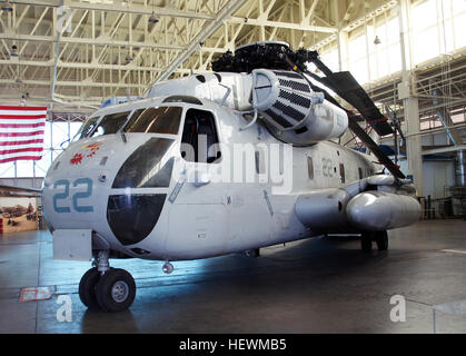 CH-53's missione primaria è quella di spostare le merci e le attrezzature, ma esse svolgono un ruolo chiave in operazioni speciali, rendendo un rapido inserimento ed estrazione delle truppe possibile ed efficace. Navy RH-53Ds sono stati utilizzati per effettuare la scansione di aree minate e le navi per traino. Il USAF HH-53 Super Jolly giganti verdi salvato molte vite sulle missioni di salvataggio in Vietnam. Nel 1980 il USAF convertiti 53s a MH-53H/J/M Pave basso elicotteri (Pave: avionica di precisione attrezzature di vettorizzazione. Bassa: aeromobile può volare vicino alla terra per evitare il rilevamento) e ultima è volato in 2008. Questo CH-53D è andato in Vietnam, si è schiantato nel 1970 e restituita a dovere con il Foto Stock