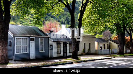 Arrowtown è una storica ex città mineraria dell'oro situata sull'Isola del Sud della nuova Zelanda. Conosciuto per i suoi edifici storici conservati, i paesaggi mozzafiato e l'atmosfera vibrante, rimane una destinazione popolare per i turisti che cercano una miscela di storia e fascino moderno. Foto Stock