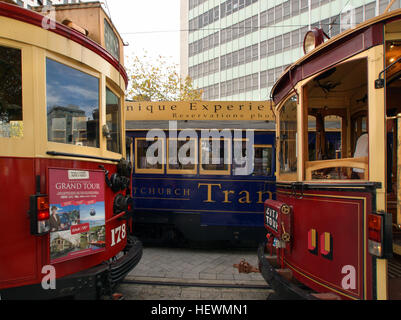 La fotografia mostra gli storici tram elettrici di Christchurch, nuova Zelanda, evidenziando il loro ruolo nel trasporto urbano. I tram, tra cui i modelli Boon e Brill, sono elementi iconici del sistema di transito della città. Foto Stock