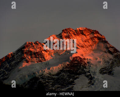 Mount Sefton (Māori: Maukatua) è una montagna in Moorhouse gamma delle Alpi del Sud della Nuova Zelanda, tra i poggiapiedi e il Monte Brunner, appena a nord di Hooker gamma. Esso ha un altezza di 3,157 metri (10,358 ft).[3] Il fiume Douglas (precedentemente conosciuto come il fiume Twain) inizia sul Monte Sefton. Un inizio di residente, francese Charles Pemberton, chiamato l'area, mentre il geologo Julius von Haast denominato la montagna dopo William Sefton Moorhouse, secondo il soprintendente della provincia di Canterbury. Il nome Māori della montagna è Maukatua, che traduce come 'mountain degli dèi". Edwar Foto Stock