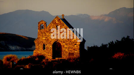 La Chiesa del Buon Pastore. La chiesa fu costruita nel 1935 come un luogo di culto per il pioniere delle famiglie del paese di Mackenzie. Le Congregazioni dei 3 principali chiese di culto regolarmente nella Chiesa, che offre suggestive vedute del lago e delle montagne attraverso la finestra altare. La prima pietra fu posata di S.A.R. il Duca di Gloucester, il 15 gennaio 1935. I costruttori della Chiesa sono stati istruiti che il sito è stato quello di essere lasciato indisturbato, e che anche le boccole matagouri che circonda l'edificio dovevano rimanere. Le rocce che è accaduto di essere sulla parete sono state le linee non devono essere rimossi. Th Foto Stock