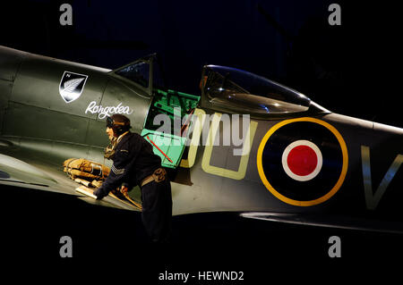 Il Supermarine Spitfire LF XV1E, un aereo da caccia britannico della seconda guerra mondiale, è esposto all'Airforce World di Christchurch, nuova Zelanda. Nota per la sua agilità e il ruolo critico nella Battaglia d'Inghilterra, questa variante Spitfire è un marchio della storia dell'aviazione militare. Il design elegante e le caratteristiche avanzate del velivolo lo hanno reso un simbolo di superiorità aerea durante la guerra. Foto Stock
