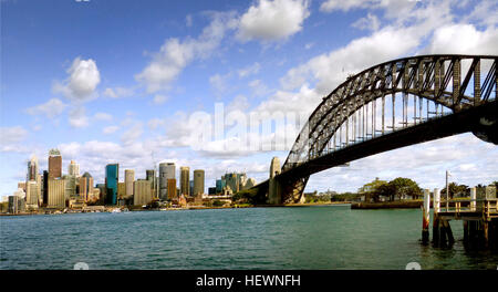 Sydney, la capitale del nuovo Galles del Sud, è rinomata per i suoi monumenti iconici, tra cui la Sydney Opera House, l'Harbour Bridge e i Royal Botanic Gardens. Il porto della città offre una vivace vita costiera, con attrazioni come Darling Harbour e Circular Quay. I visitatori possono godere di vedute panoramiche dallo Skywalk sulla Sydney Tower. Foto Stock