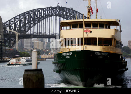 Più di 14 milioni di persone cross-cross Sydney Harbour con il traghetto ogni anno, scoppiettamento fuori dal mozzo principale di Circular Quay per dirigersi a ovest del fiume Parramatta, nord sul leggendario viaggio a Manly o a est di Watsons. Foto Stock