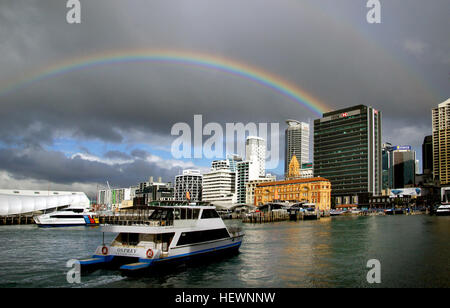 Il lungomare di Auckland (raramente il porto di Auckland è una città-tratto laterale del sud del porto di Waitemata costa nella città di Auckland, Nuova Zelanda. Per la maggior parte in precedenza dominato dai porti di Auckland utilizza, dal 2000s su di esso sta diventando sempre più aperto alle attività ricreative ad uso pubblico, con un certo numero di ex pontili essendo convertito in ufficio, intrattenimento, e più tardi anche alcuni uso residenziale Foto Stock