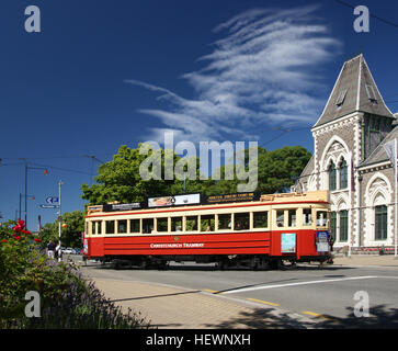 Questa fotografia mette in evidenza i tram elettrici di Christchurch, che mostrano lo storico sistema di trasporto pubblico della città. I tram rossi, come i tram Boon e Brill, erano una parte iconica della storia dei tram di Christchurch, offrendo un efficiente mezzo di trasporto. Foto Stock