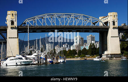 Il ponte Burrard (talvolta denominato Burrard Street Bridge) è un cinque-lane, in stile Art Deco, travatura reticolare in acciaio ponte costruito nel 1930-1932 in Vancouver, British Columbia, Canada. La alta, cinque parte ponte sui quattro pontili campate False Creek, il collegamento di downtown Vancouver con Kitsilano tramite connessioni a Burrard Street su entrambe le estremità. Si tratta di uno dei tre ponti che attraversano il False Creek. Gli altri due ponti sono il Granville Bridge, tre blocchi o 0,5 km (0,31 mi) a sud-est e la Cambie Street Bridge, circa 11 blocchi o 2 km (1.2 mi) a est. In aggiunta al pianale del veicolo, th Foto Stock