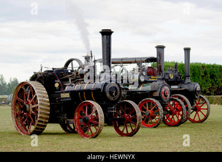 Questa fotografia cattura il Burrell Traction Engine, una macchina alimentata a vapore utilizzata in agricoltura e manifestazioni di rally d'epoca. Il suo significato storico mette in evidenza i primi giorni dell'agricoltura meccanizzata e della tecnologia a vapore. Foto Stock
