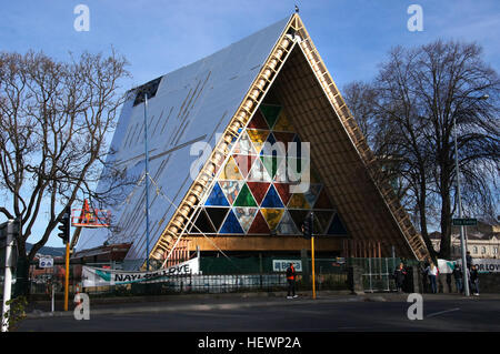 La cattedrale anglicana temporanea da 5,3 milioni di dollari, in costruzione accanto a Latimer Square a Christchurch, è prevista per il completamento entro giugno. La cattedrale è una risposta alla distruzione della cattedrale di Cristo durante il terremoto del 2011. Foto Stock