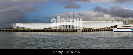 Il Cloud Computing è una struttura temporanea sul bordo occidentale del Queens Wharf. Fu eretta per ospitare Auckland l impegno di un host interno della città Fanzone, festival e l'evento di presentazione durante la Coppa del Mondo di Rugby 2011, e si è rivelato molto popolare di posizione per assistere ai giochi. A quasi 180m lungo, il Cloud può ospitare fino a 5.000 persone. La sua area del piano terra può essere suddiviso in quattro segmenti, il che significa che l'edificio è in grado di soddisfare una vasta gamma di vetrina e festival di eventi che si verificano nello stesso tempo. Il mezzanino spazio all'estremità settentrionale della nube è ideale per VIP hosting. La buil Foto Stock