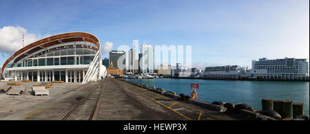 Il Cloud Computing è una struttura temporanea sul bordo occidentale del Queens Wharf. Fu eretta per ospitare Auckland l impegno di un host interno della città Fanzone, festival e l'evento di presentazione durante la Coppa del Mondo di Rugby 2011, e si è rivelato molto popolare di posizione per assistere ai giochi. A quasi 180m lungo, il Cloud può ospitare fino a 5.000 persone. La sua area del piano terra può essere suddiviso in quattro segmenti, il che significa che l'edificio è in grado di soddisfare una vasta gamma di vetrina e festival di eventi che si verificano nello stesso tempo. Il mezzanino spazio all'estremità settentrionale della nube è ideale per VIP hosting. Il build Foto Stock