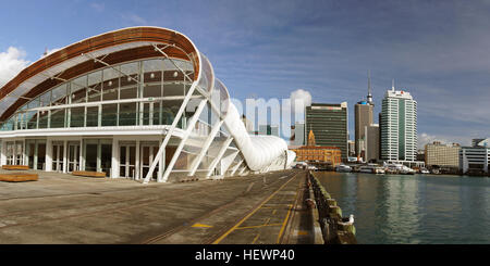 Il Cloud Computing è una struttura temporanea sul bordo occidentale del Queens Wharf. Fu eretta per ospitare Auckland l impegno di un host interno della città Fanzone, festival e l'evento di presentazione durante la Coppa del Mondo di Rugby 2011, e si è rivelato molto popolare di posizione per assistere ai giochi. A quasi 180m lungo, il Cloud può ospitare fino a 5.000 persone. La sua area del piano terra può essere suddiviso in quattro segmenti, il che significa che l'edificio è in grado di soddisfare una vasta gamma di vetrina e festival di eventi che si verificano nello stesso tempo. Il mezzanino spazio all'estremità settentrionale della nube è ideale per VIP hosting. La buil Foto Stock