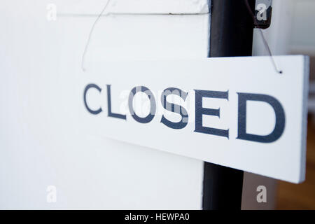 Segno chiusa sulla porta shop Foto Stock