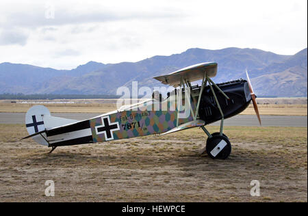 Arrivano troppo tardi per modificare il corso della guerra mondiale I, il Fokker D-VII è stato forse il migliore combattente della guerra. Progettato da Reinhold Platz, il D-VII gareggiato contro un certo numero di altri progetti nel corso di una competizione tenutasi all'inizio di 1918 essendo provati dal barone Manfred von Richtofen e ha trovato il piano semplice per volare, stabile in una elevata velocità di immersione e in possesso di un pilota eccellente visibilità. Grazie al supporto della famosa "Barone Rosso", il D-VII è stato ordinato in una produzione di massa come la Germania premier della linea anteriore fighter. Foto Stock