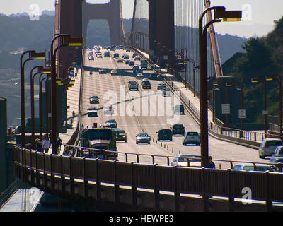 Questa collezione include immagini relative al Golden Gate Bridge, al Golden Gate Ferry e alle crociere al tramonto a San Francisco. Le fotografie catturano l'iconico ponte, il traffico dei ponti e i tour turistici come il Big Bus Tours, che offre vedute del lungomare di San Francisco e delle aree circostanti. Foto Stock