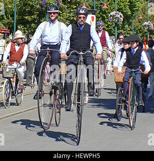 Questa fotografia dell'epoca dei primi trasporti presenta una bicicletta da soldi con ruote a raggi, un segno distintivo dei trasporti della fine del XIX secolo. Conosciuta per la sua caratteristica grande ruota anteriore e piccola ruota posteriore, la penny-farthing è diventata un simbolo iconico dei primi anni del ciclismo. Foto Stock
