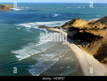 Questa fotografia cattura la bellezza serena del Mare di Tasman e del Porto di Hokianga. Conosciuta per la sua splendida costa, l'immagine raffigura la tranquilla costa del mare, enfatizzando i paesaggi naturali e l'ambiente costiero dell'Isola del Nord della nuova Zelanda. Foto Stock
