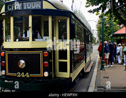 Questa immagine cattura l'iconico sistema della metropolitana leggera di Christchurch in nuova Zelanda, con tram o tram. Il sistema è una parte significativa della storia dei trasporti della città, evidenziando il ruolo dei tram nella mobilità urbana. Le reti tranviarie della nuova Zelanda hanno una lunga storia, contribuendo allo sviluppo di città come Christchurch e offrendo uno sguardo sull'evoluzione dei trasporti del paese. Foto Stock