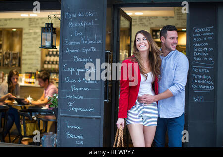 Coppia romantica lasciando cafe Foto Stock