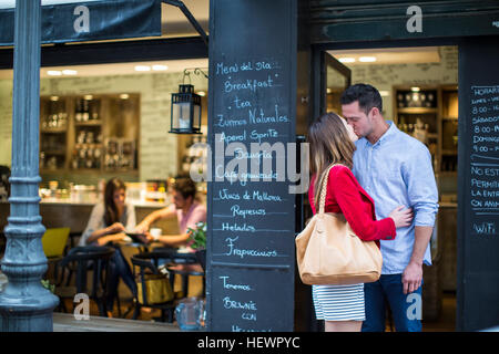 Coppia romantica baciare fuori cafe Foto Stock