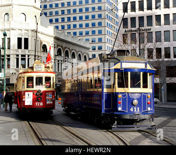 Questa fotografia cattura gli iconici tram di Christchurch, nuova Zelanda, tra cui i tram Boon e Brill, offrendo un'istantanea del trasporto cittadino e del sistema del tram elettrico. Foto Stock