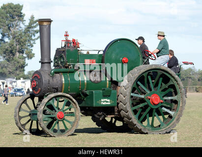 Robert Robey iniziò la sua attività nel 1854, la produzione di vapore portatile per motori e macchine thrashing. La sua gamma di attrezzature agricole rapidamente ampliato; nella grande Esposizione del 1862 "motori fissi, i motori di trazione, aratura affrontare, mais Mills, banchi sega etc" erano sul display e presto una gamma completa di attrezzature minerarie era in offerta da avvolgimento e motori di pompaggio per i locomotori, gabbie e kibbles. Circa noi circa Robey Robey era un'impresa innovativa. I motori di trazione sono state costruite per i loro disegni e i brevetti di altri come Thomson (strada vaporizzatori), salato (OLP Foto Stock