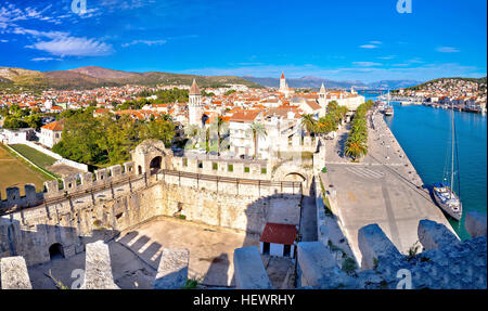La città di Trogir tetti e i punti di riferimento vista panoramica, Dalmazia, Croazia Foto Stock