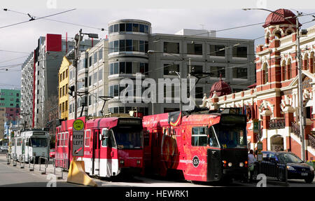 Yarra tram è il nome commerciale di Melbourne la rete tranviaria, che è di proprietà di VicTrack e che è locato a Yarra tram tramite trasporto pubblico Victoria a nome del Vittoriano Governo dello Stato. L'attuale rete di franchising è azionato da Keolis Downer. A maggio 2014, Yarra tram operano 487 tram, attraverso 26 percorsi del tram e una libera City Circle Tram Turistico, oltre 1,763 fermate del tram. Con 250 km 155.3 (mi) a doppio binario, Melbourne la rete dei tram è il più grande al mondo Foto Stock