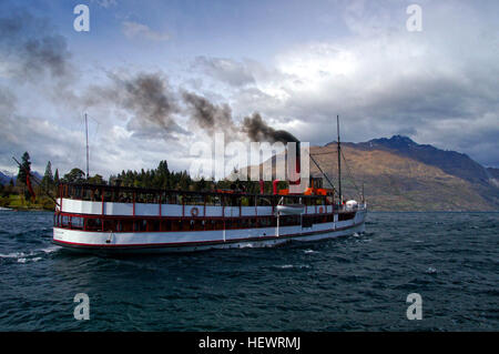 Una crociera sul Lago Wakatipu a bordo del battello a vapore di tipo iconico il TSS Earnslaw è senza dubbio uno dei modi migliori per vivere Queenstown la famosa bellezza paesaggistica. Il piacevole crociera di 90 minuti attraverso il lago di vetrine alcuni di Queenstown con lo spettacolare paesaggio alpino mentre vi offre abbondanza di tempo per esplorare un pezzo di Queenstown vivente della storia - il centenario TSS Earnslaw. Foto Stock