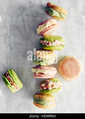 Amaretti sul piano di marmo Foto Stock