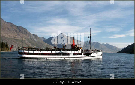 La TSS Earnslaw, una nave a vapore alimentata a carbone, naviga sul lago Wakatipu a Queenstown, nuova Zelanda. Costruito nel 1912, offre tour vintage a vapore, dando uno sguardo alla storia del trasporto marittimo sul lago. Foto Stock