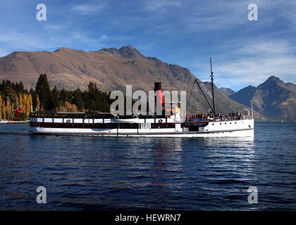 La TSS Earnslaw è una nave a vapore alimentata a carbone che opera sul lago Wakatipu in nuova Zelanda. Offrendo crociere panoramiche, è una nave d'epoca utilizzata per escursioni turistiche, comprese le gite alla fattoria Walter Peak. Foto Stock