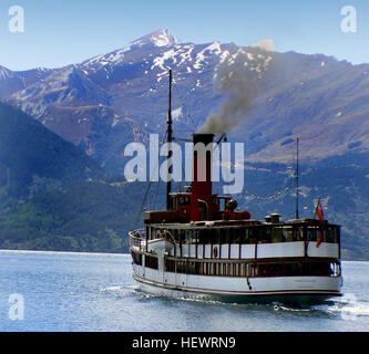 La TSS Earnslaw è una nave a vapore alimentata a carbone che offre crociere sul lago Wakatipu, nuova Zelanda. Gestito da Grand Pacific Tours, offre vedute panoramiche e un'esperienza vintage alimentata a vapore. Foto Stock