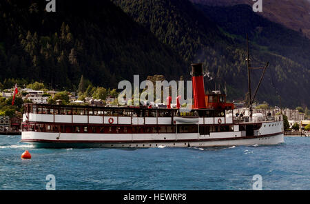 Il TSS Earnslaw è un 1912 Edwardian vintage a doppia vite sistema di cottura a vapore solcare le acque del Lago Wakatipu in Nuova Zelanda. Si tratta di una delle più antiche attrazioni turistiche in Central Otago e rimasta solo la commerciale di passeggeri che trasportano carbone steamship nell'emisfero meridionale. Foto Stock