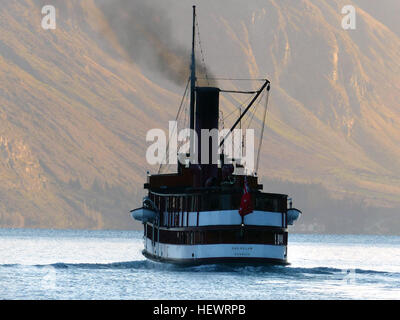 Il TSS Earnslaw è una nave a vapore vintage a due viti del 1912 che opera sul lago Wakatipu in nuova Zelanda. Costruita durante l'epoca edoardiana, questa iconica nave è conosciuta per il suo significato storico e le crociere panoramiche in una delle regioni più belle della nuova Zelanda. Foto Stock