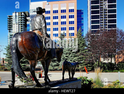 Il Calgary Stampede, che si tiene ogni anno, è il concorso di rodeo più ricco del mondo, che offre oltre 2 milioni di dollari in premi. L'evento prevede la corsa dei vitelli, la lotta al volante, l'equitazione dei tori, le corse dei baristi e le famose corse dei carri trainati, che attirano migliaia di persone per provare le sue emozioni uniche in stile WESTERN. Foto Stock